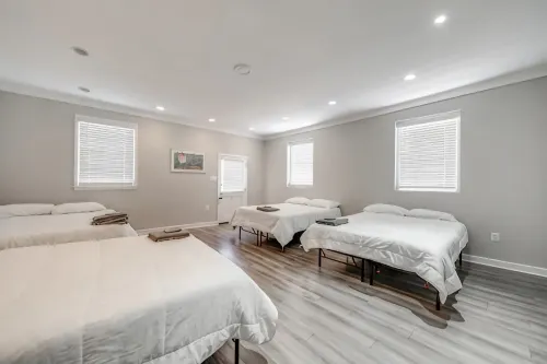 Spacious 8 Bed Home Near North Hills, DT, Airport - 발코니