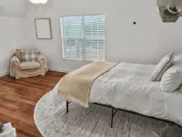 Simply Get-A-Waco - Walkable: Magnolia Silos & Downtown Waco, Hot Tub, Sleeps 10 - 4 ดาว