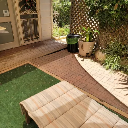 Private access, remote gate.  Netflix,  Foxtel,  Wi-Fi,  A/C,