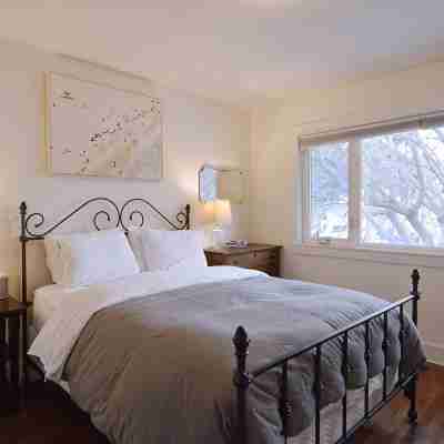 Home Close to Beach and Downtown. Licensed short term rental. Rooms