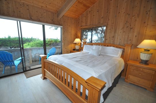 Bodega Bay Gem: 180° Ocean Views, Hot Tub, Man Cave & Family Vibes – Sleeps 12