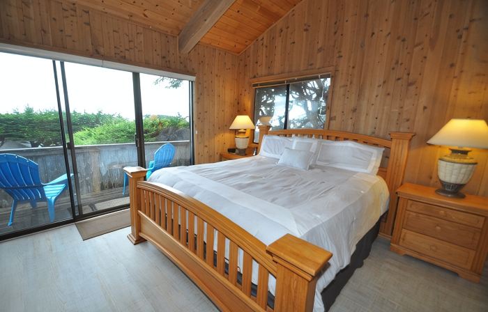 Bodega Bay Gem: 180° Ocean Views, Hot Tub, Man Cave & Family Vibes – Sleeps 12