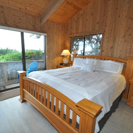 Bodega Bay Gem: 180° Ocean Views, Hot Tub, Man Cave & Family Vibes – Sleeps 12