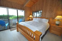 Bodega Bay Gem: 180° Ocean Views, Hot Tub, Man Cave & Family Vibes – Sleeps 12
