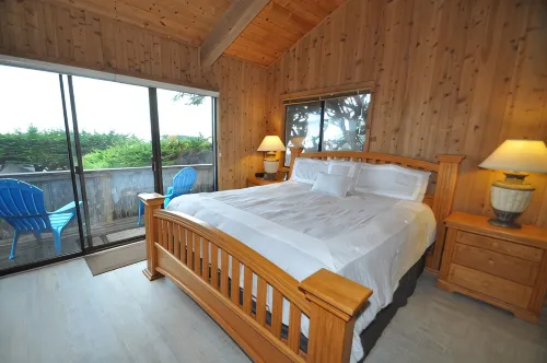 Bodega Bay Gem: 180° Ocean Views, Hot Tub, Man Cave & Family Vibes – Sleeps 12