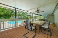 Beautiful Cozy Pool Oasis, 3/2 Heated Pool Home, Fenced, Pet Friendly, King Bed - 4-Star