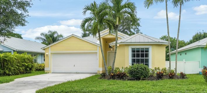 Jupiter's Beacon Villa. Less than 2 miles from the beach in the heart of Jupiter Hotels in Jupiter