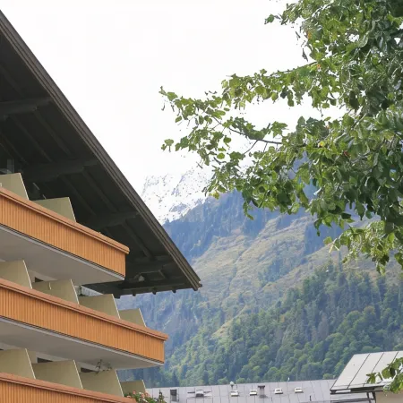 1 Studio Flat walking distance to ski lifts (we have 2 in the same building)