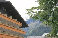 1 Studio Flat walking distance to ski lifts (we have 2 in the same building)