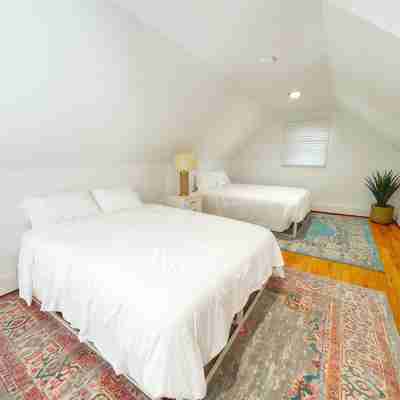 Luxe 10 guest Cottage Ski/Golf/Fire Pit/Lakes/Hike Rooms