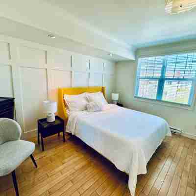 Cozy, Relaxing, Center City Retreat with Private Rooftop Deck! Rooms