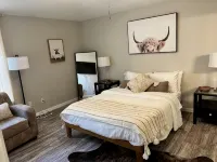 Cozy Hollyberry!  With backyard getaway! - 3성급
