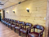 Fox Den Cabin Sleeps up to 18 ADA Compliant main floor w/ Hot Tub - Hytter