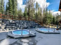 Top-Floor Condo with stunning mountain views! - Pool