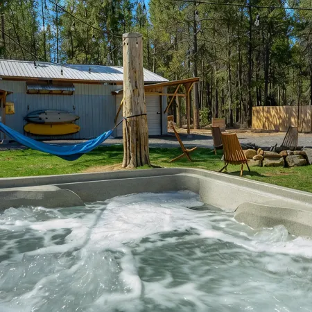 Clean and Bright Home with River Access, Kayaks and Bikes. Close to Mt Bachelor.