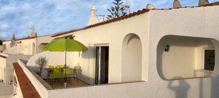 Modern, quietly located vacation apartment with sea view + close to the beach, fully air-conditioned Hotels in Carvoeiro