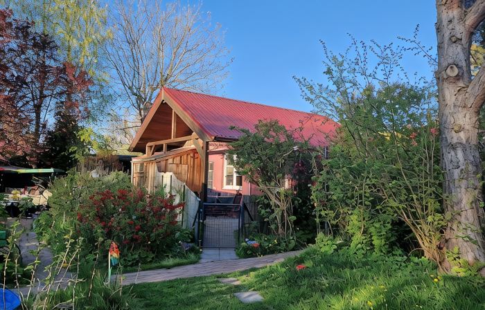 Sunny holiday home with a cozy sleeping loft, idyllically located in the garden.