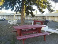 Riverside Motel - parking