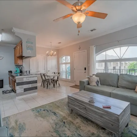 Lovely 2 Bedroom Condo with a Pool and Beach View