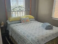 Charming 2-Bedroom Apartment with AC, Wifi, Security Cameras at Entrances. Hoteles en Windsor
