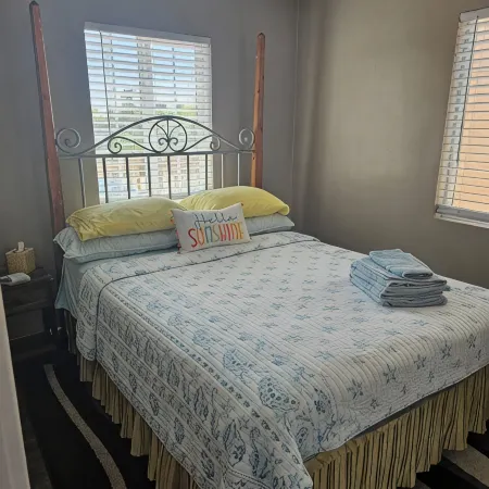 Charming 2-Bedroom Apartment with AC, Wifi, Security Cameras at Entrances.