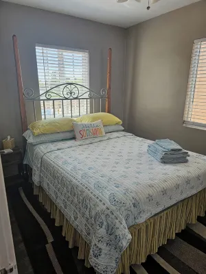 Charming 2-Bedroom Apartment with AC, Wifi, Security Cameras at Entrances. - 3-Star