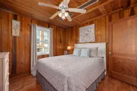 Pup-Friendly Obx Home, Shiplap Charm & Walk-in Showers