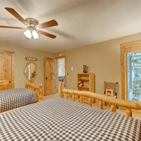 Amazing Mountain Views, Walk to Ski Shuttle! in the Heart of Big Sky Golf