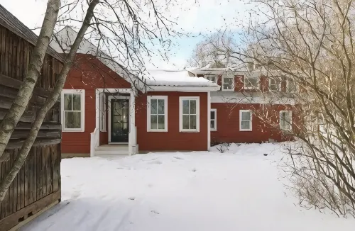 Quintessential Vermont  Farmhouse With Hot Tub, Fabulous Location & Views - 4-نجوم