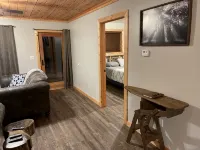 Brand new cabin in the woods with hot tub  1/2 mile from Starview Winery - Alppimaja
