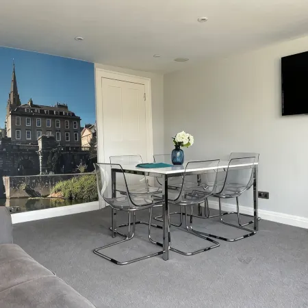 Elegant Georgian Apartment in the Heart of Bath | Walk to Roman Baths, & Abbey