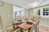 The Cape Codder: Large Yard, Steps to Town & Beach - Homestays