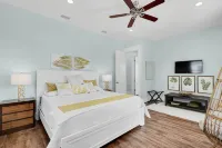Breeze! New. 2 Blocks to Beach - Sleeps 26 - Pool! - บังกะโล
