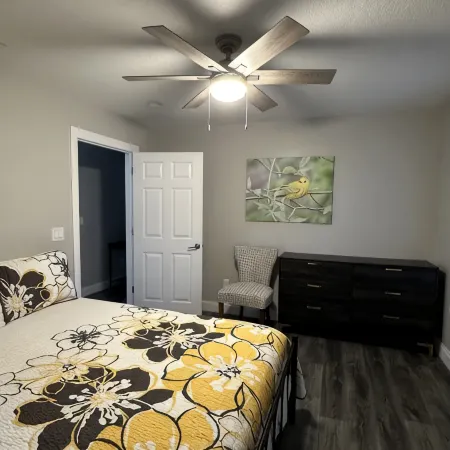 Lakefront home. Beach & park access. 8 miles to Cedar Point. 4 bedrooms 3 baths. 休倫住宿飯店