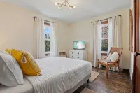 Cottage on Park - Close to Lake!