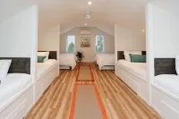 Cabana style vacation home, w/HOT TUB & easy stroll to beach, sleeps 16. - Boutique