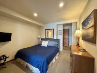 Bayfront Two Bedroom OVER the Water! Beach, Balcony & Pet friendly - 무료 와이파이