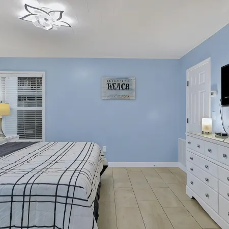 Newly renovated beachside condo - direct beach access