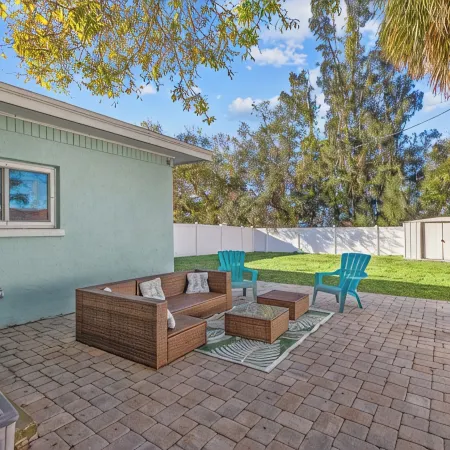 Lobster Louie's Inn - Cozy 2/1 Mins from Beaches. Fenced yard. Pet Friendly.
