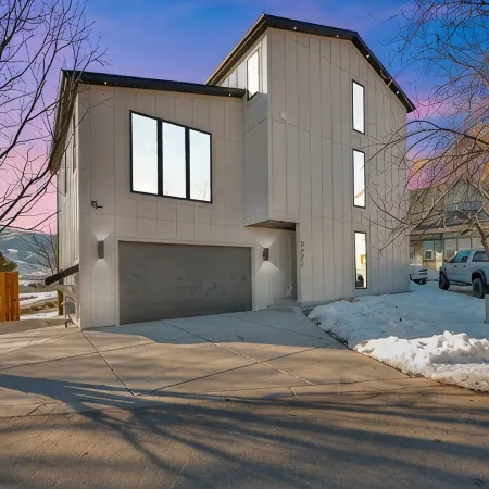 Creekside Cabin: Redlight, Yoga Studio, Sauna, & Cold Plunge; 10-min to skiing