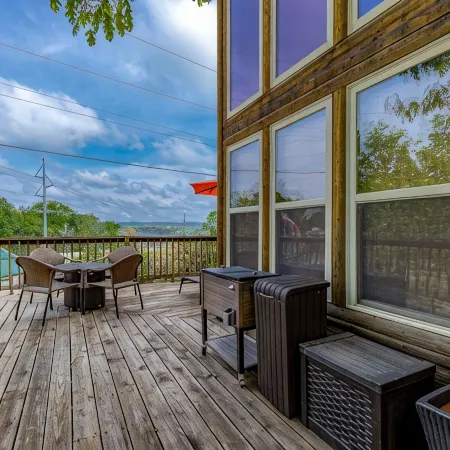 The Cowskin Cabin - Lakeview, great for fishermen, families and friends!