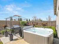 Brand New, Hot Tub, King Suite, BBQ, Fire Pit! - Boutique
