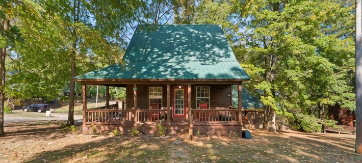 Cozy Cabin 3.5 min from Sportman's! Hotels in Hardin County
