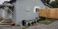 Cool cabin in Fayetteville 1 mile from downtown, Hot Tub - 샬레 호텔