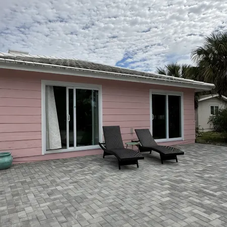 2 Bedrooms, Bay WaterViews, Beaches, shops, Marina, fishing, all near by