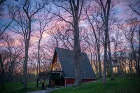 Cozy 2-bedroom Aframe in charming Lake Geneva with a hot tub and fireplace - Wifi