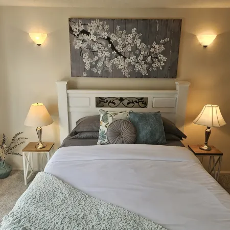 Cozy condo, walking distance to trails, shops, restaurants, fitness center.