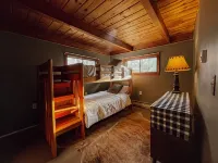 Cozy chalet near lakes and mountains. Pet friendly! - Wifi