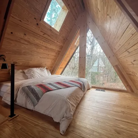 Modern lakefront cabin nestled in the piney woods of East Texas. Pet Friendly! Hotéis em Camp County
