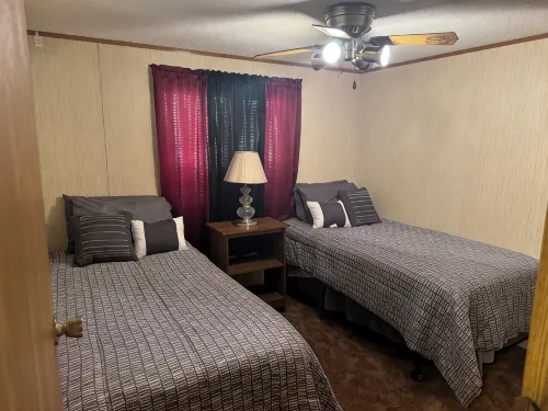 Cozi retreat set in the woods within walking distance of Waubee Lake. - Homestays
